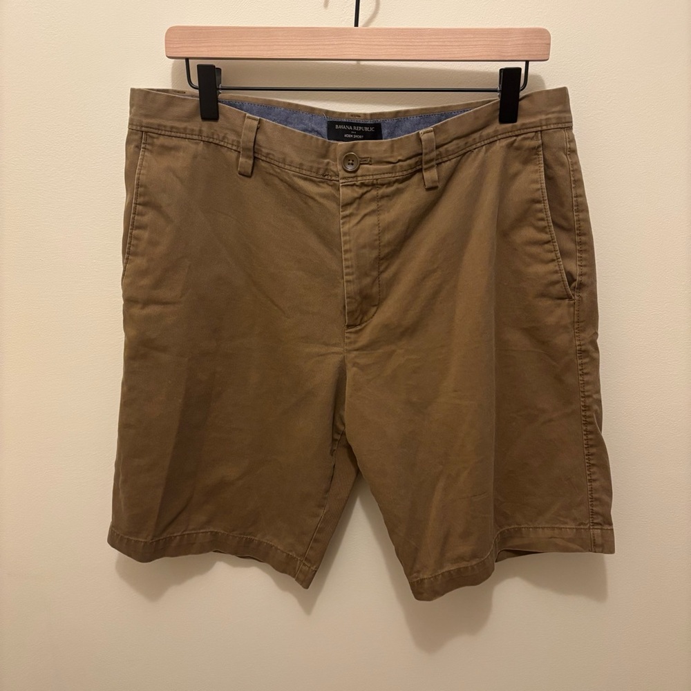 Banana Republic Aiden Shorts in tan